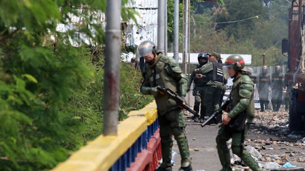 Kolombiya'da silahlı gruplar çatıştı: 30 kişi hayatını kaybetti