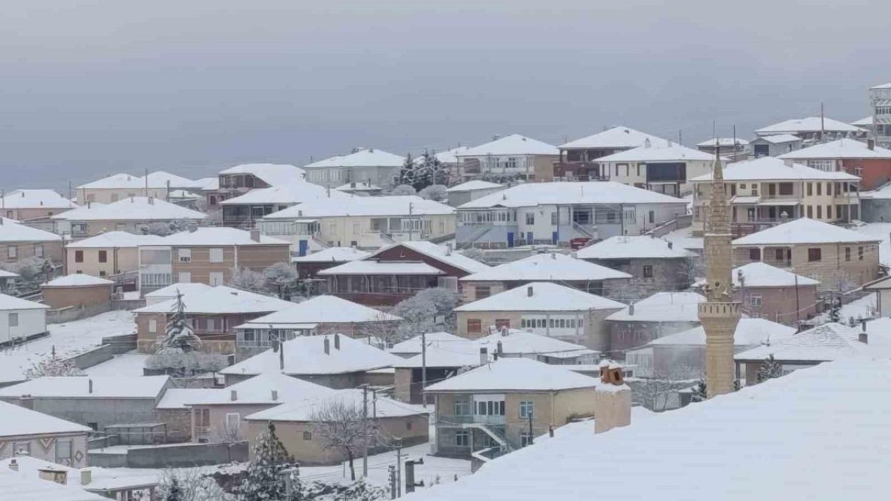 Kulu’da mevsimin ilk kar yağışı etkili oldu