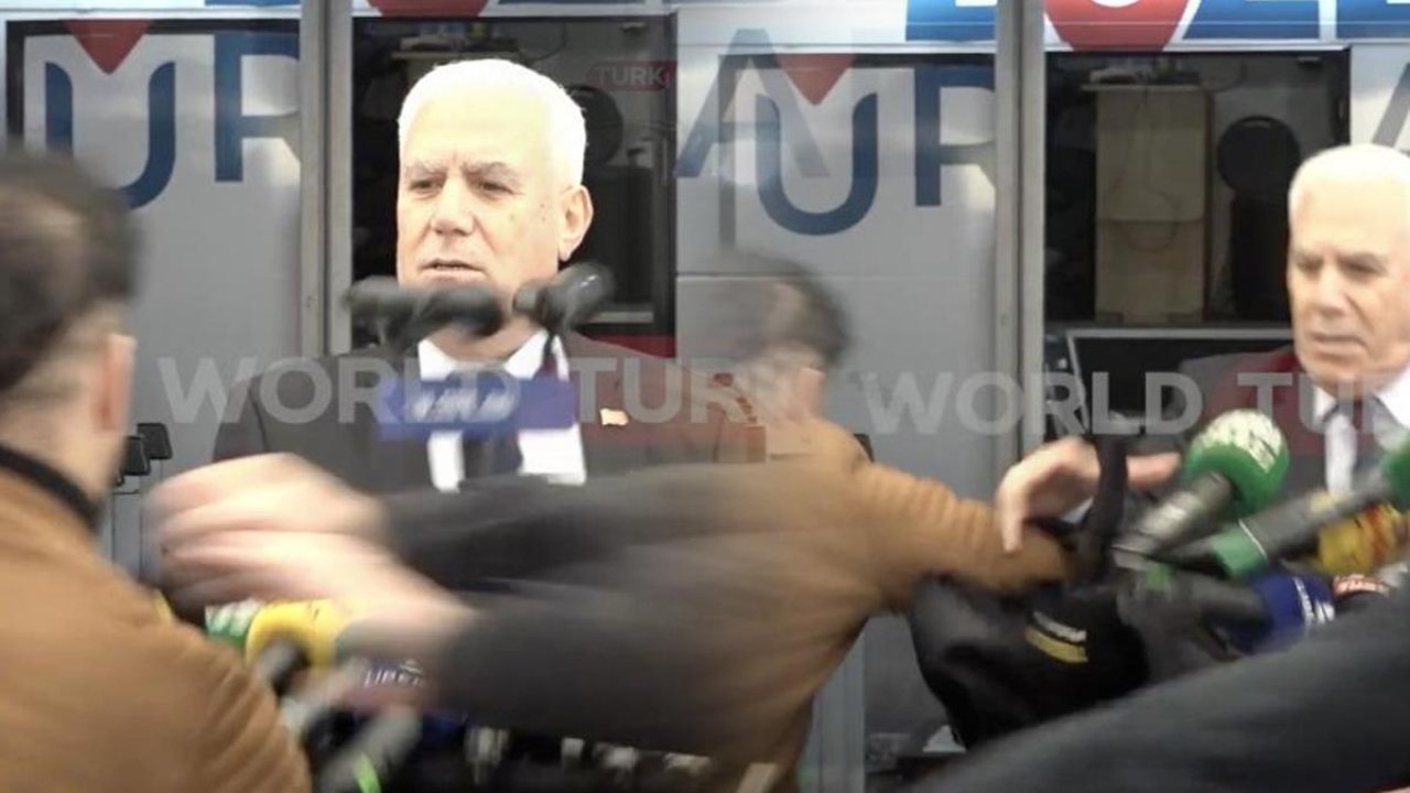 Mustafa Bozbey'e saldırı girişiminin en net görüntüsü: Koşup kürsüyü devirdi
