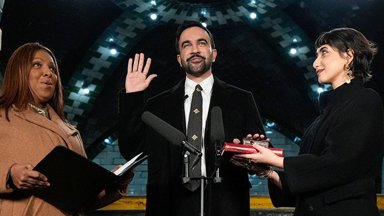 New York'un yeni Belediye Başkanı Zohran Mamdani, Kur’an-ı Kerim üzerine el basarak göreve başladı