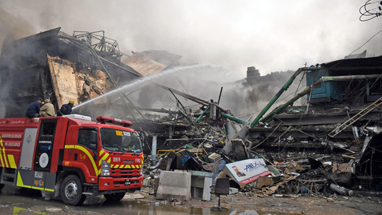 Pakistan'daki AVM yangınında ölenlerin sayısı 14'e yükseldi: 70'ten fazla kişi kayıp