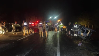 Şanlıurfa’da iki araç kafa kafaya çarpıştı: 7 yaralı