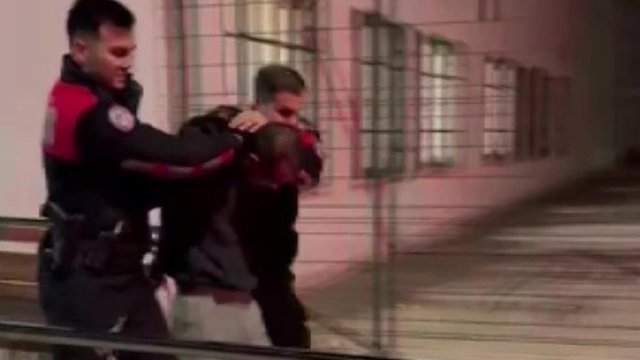 Tartıştığı arkadaşını tabancayla vurdu