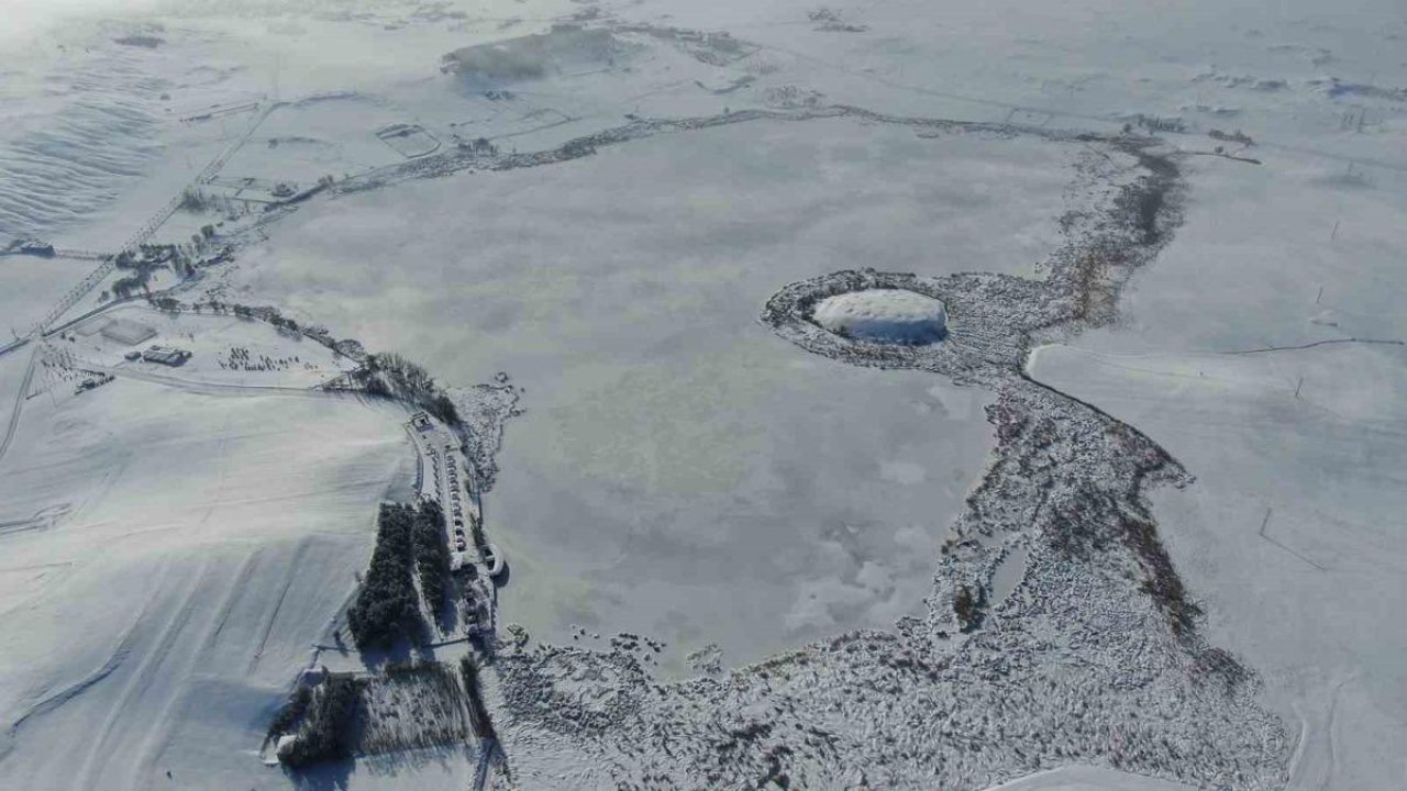 Termometreler eksi 21’i gösterdi, Hafik Gölü tamamen dondu
