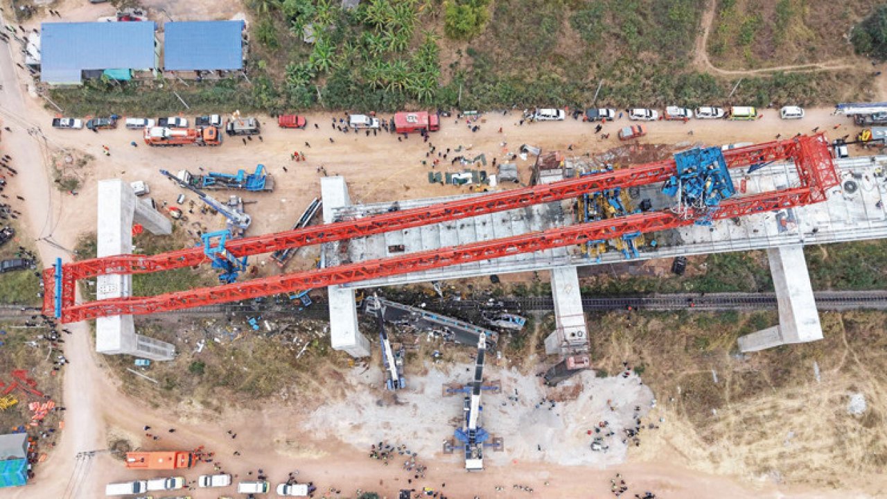 Trenin üzerine vinç devrildi: 32 ölü 63 yaralı