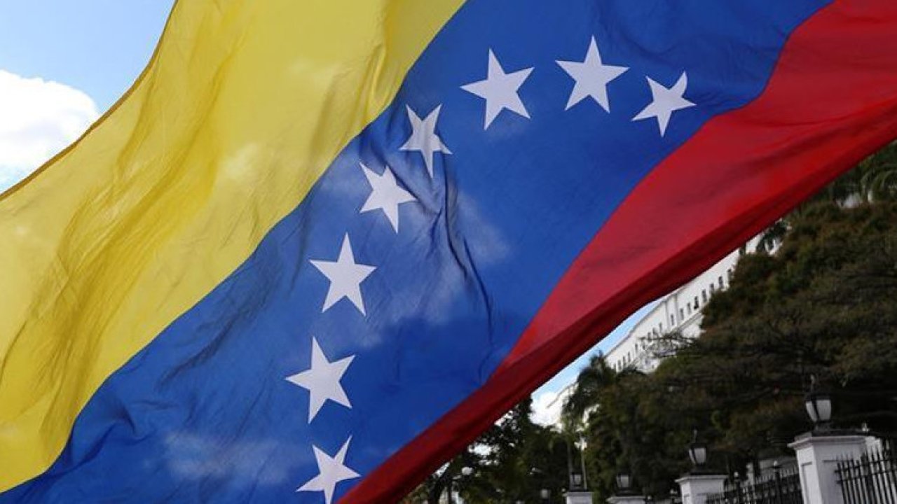 Venezuela'da başkanlık sarayı çevresinde silah sesleri