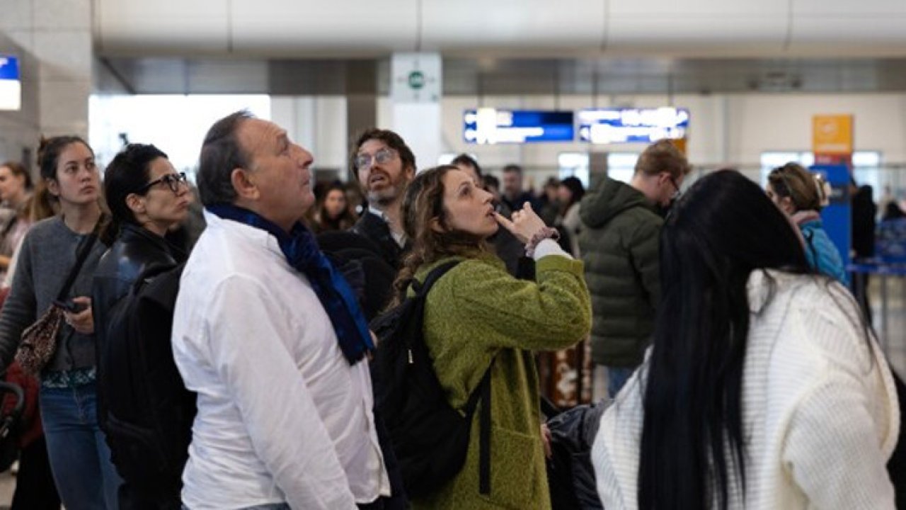 Yunanistan'da hava sahası bilmecesi sürüyor