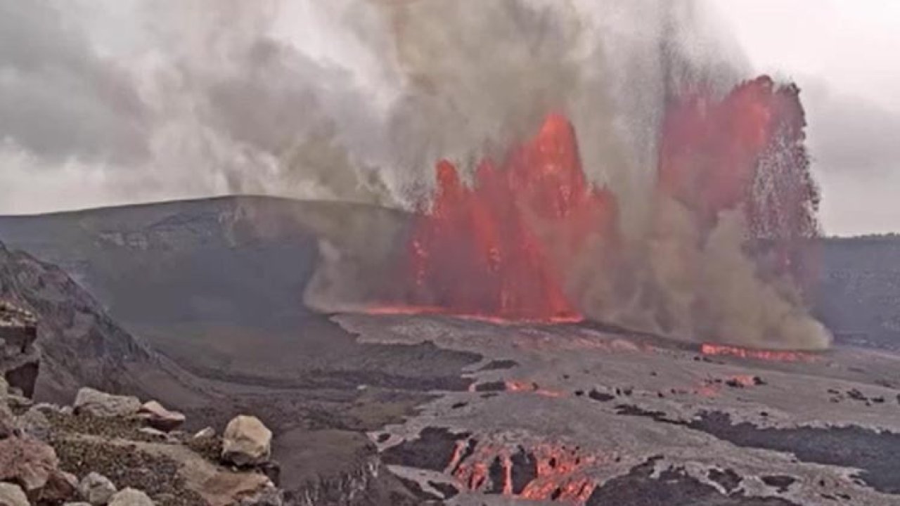 42'inci kez patladı: Lavlar 300 metreye yükseldi