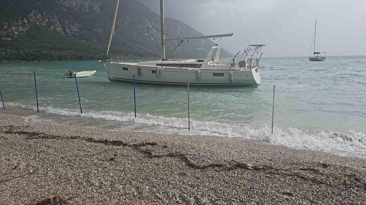 Akbük’te şiddetli fırtına ve sağanak hayatı olumsuz etkiledi