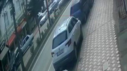 Aracın çarptığı yaya yola savruldu: Kaza anı kamerada