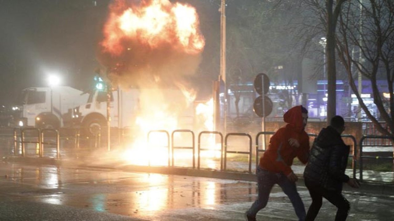 Arnavutluk'ta protesto: Polis ile çatıştılar