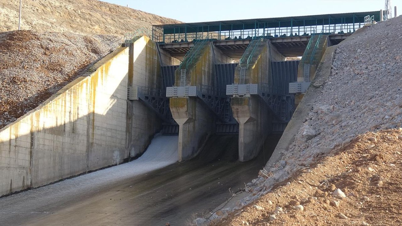 Barajdaki seviye maksimuma ulaştı! Kapaklar kontrollü şekilde açıldı