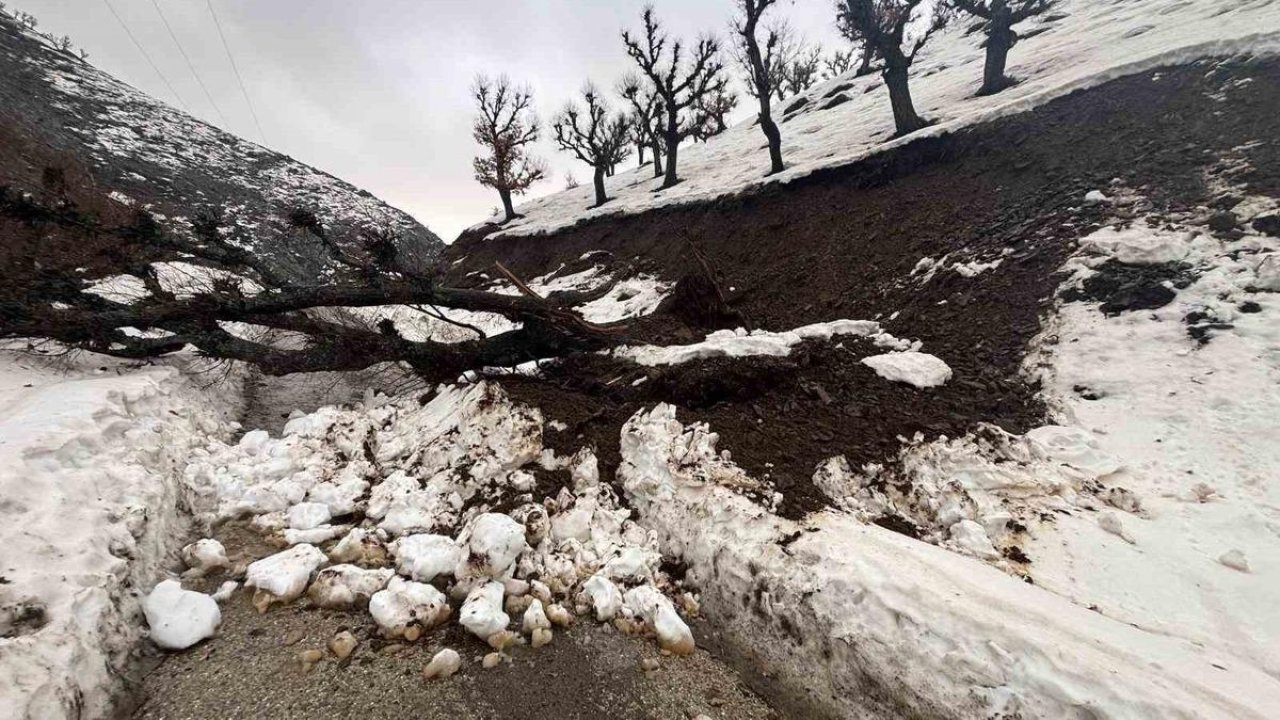 Batman’da heyelan paniği: Köy minibüsü yolda mahsur kaldı