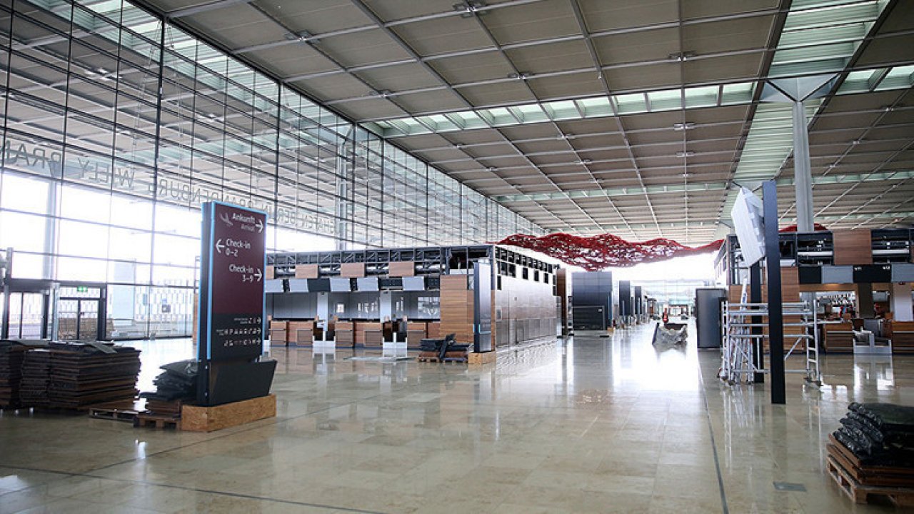 Berlin Brandenburg Havalimanı'nda uçak kalkışları durduruldu