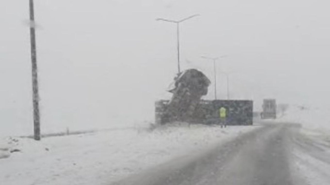 Bitlis’te kontrolden çıkan tır yan yattı