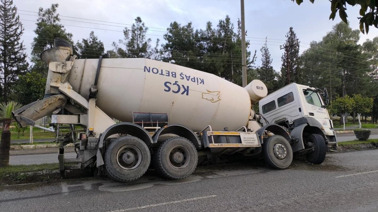 Çukura düşen beton mikseri devrilmeye ramak kala durdu