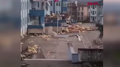 Düzce'de lisenin çatısı uçtu! Eğitime bir gün ara verildi
