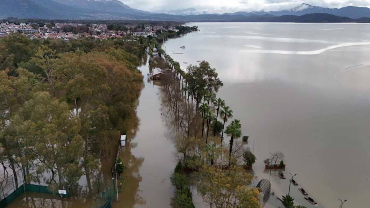 Göl taştı! İlçede ortaya çıkan görüntüler ağızları açık bıraktı
