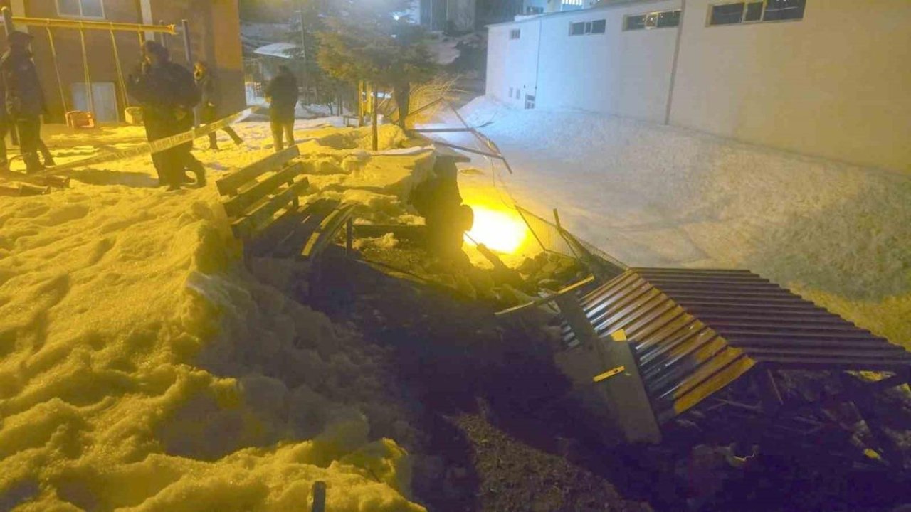 Hakkari’de istinat duvarı çöktü