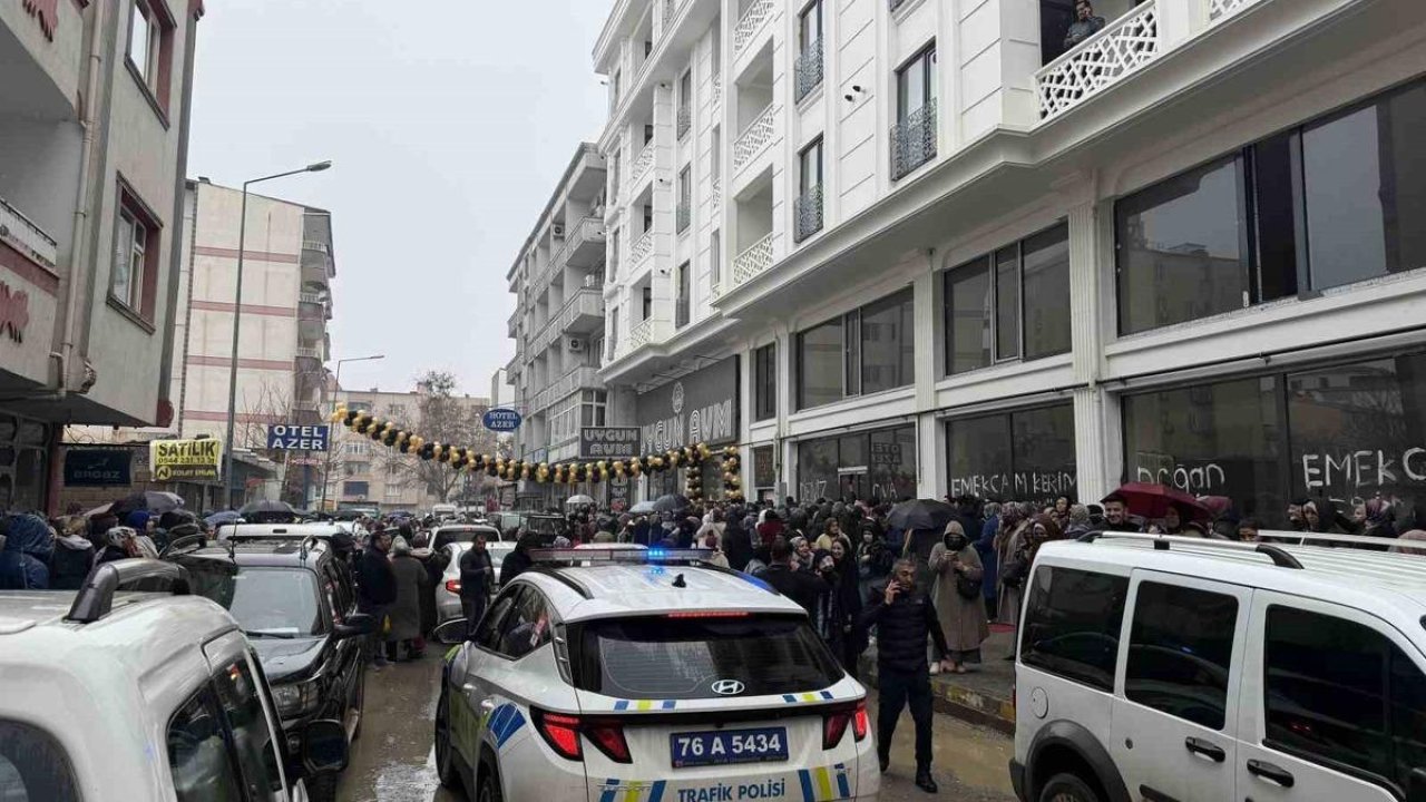 Iğdır’da AVM açılışı izdiham endişesiyle iptal edildi