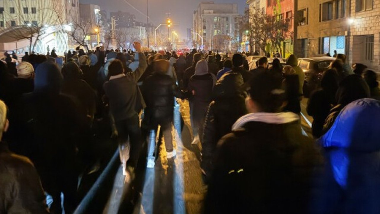 İran'dan eylemci öğrencilere 'kırmızı çizgi' hatırlatması