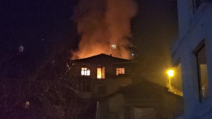 Karabük’te 3 katlı binada yangın: Mahsur kalan yaşlı adam kurtarıldı