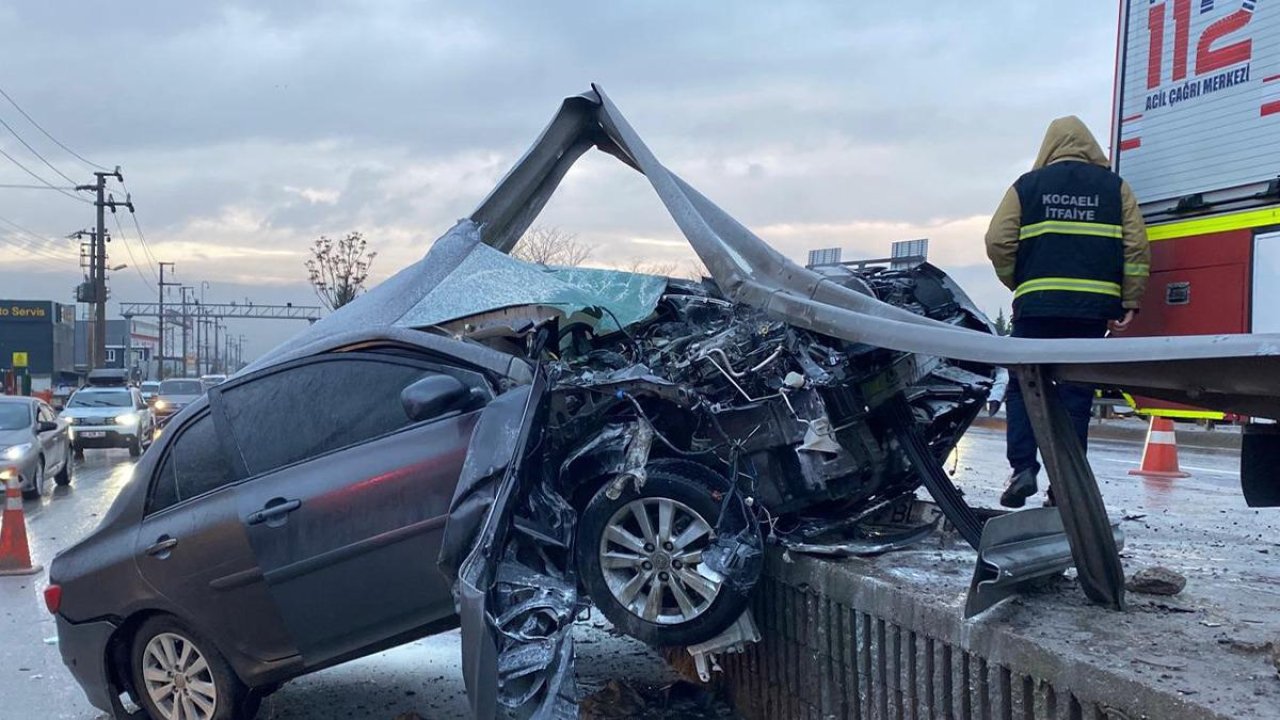 Kocaeli’de otomobil bariyerlere ok gibi saplandı! 25 metrelik metal aksamı kopardı