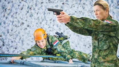 Kraliçe orduya yazıldı