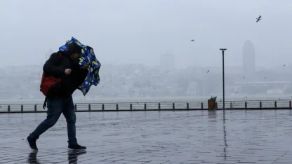 Meteoroloji İstanbul için saat verdi! Sıcaklıklar düşecek, yağış günlerce sürecek