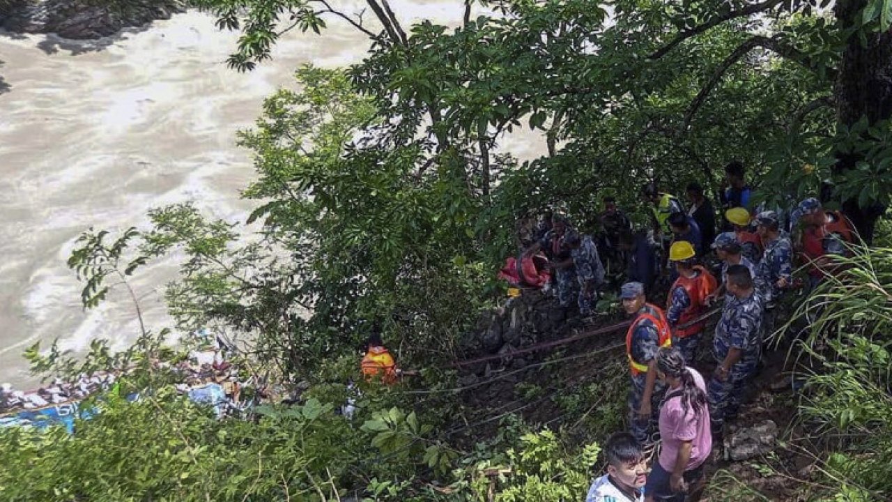 Nepal'de düğün otobüsü uçuruma yuvarlandı: Onlarca ölü ve yaralı var