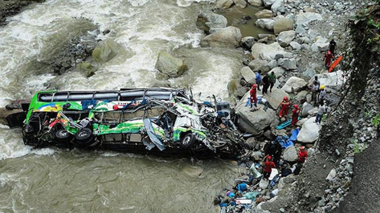 Nepal'de yolcu otobüsü nehre düştü: 17 ölü