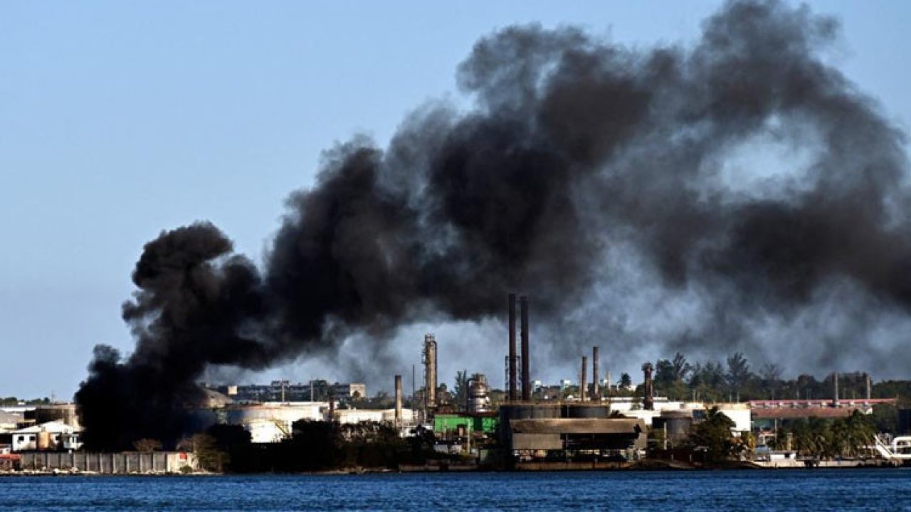 Petrol krizi yaşıyordu: Rafinerisinde yangın çıktı