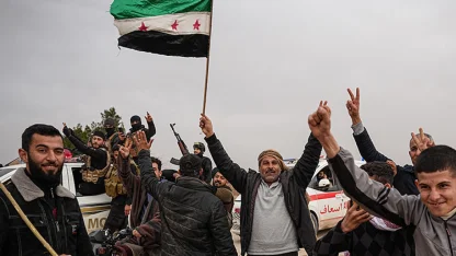 YPG, Suriye kuvvetlerini sevinç gösterileriyle karşılayan sivilleri alıkoydu