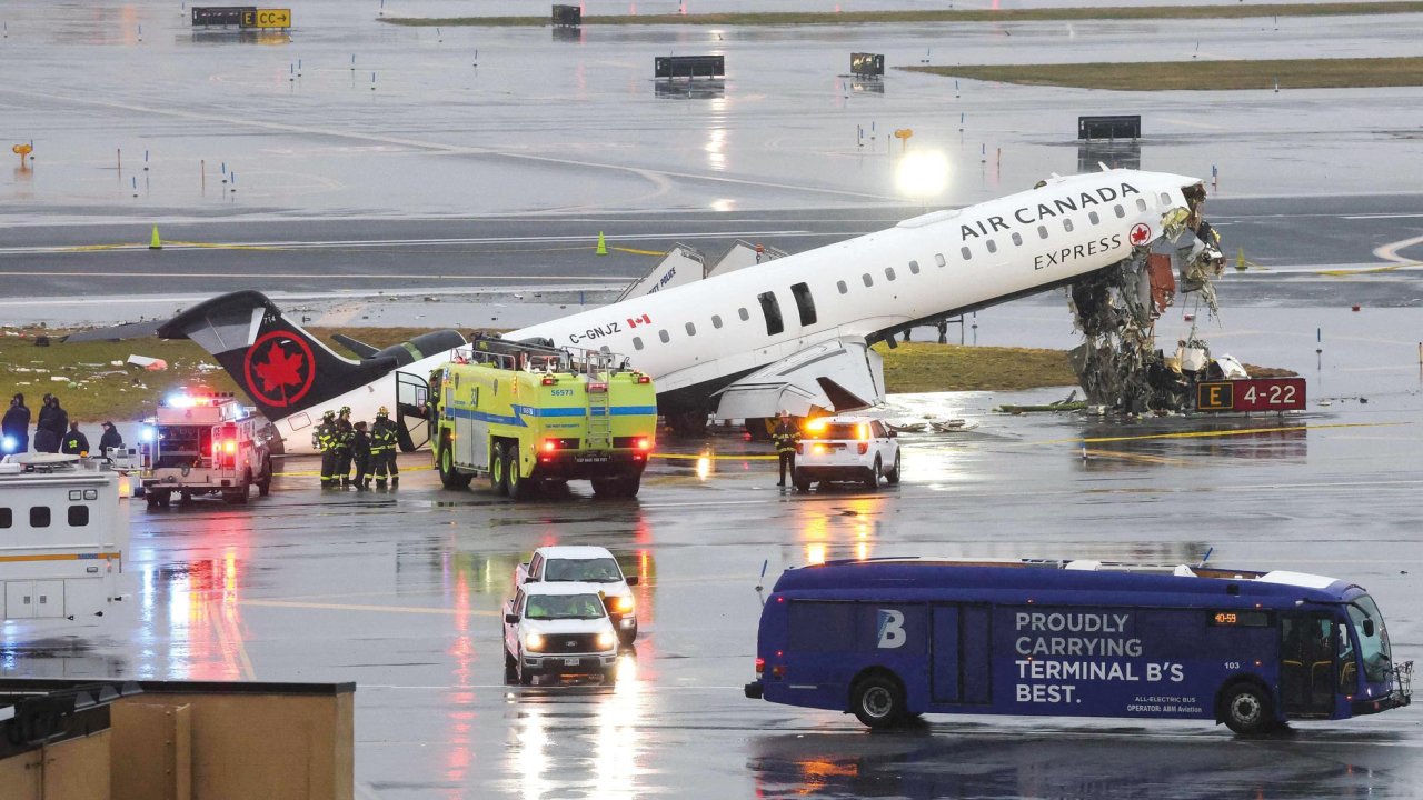ABD’de dehşet kaza: 2 ölü 43 yaralı... İnişte itfaiye aracına çarptı