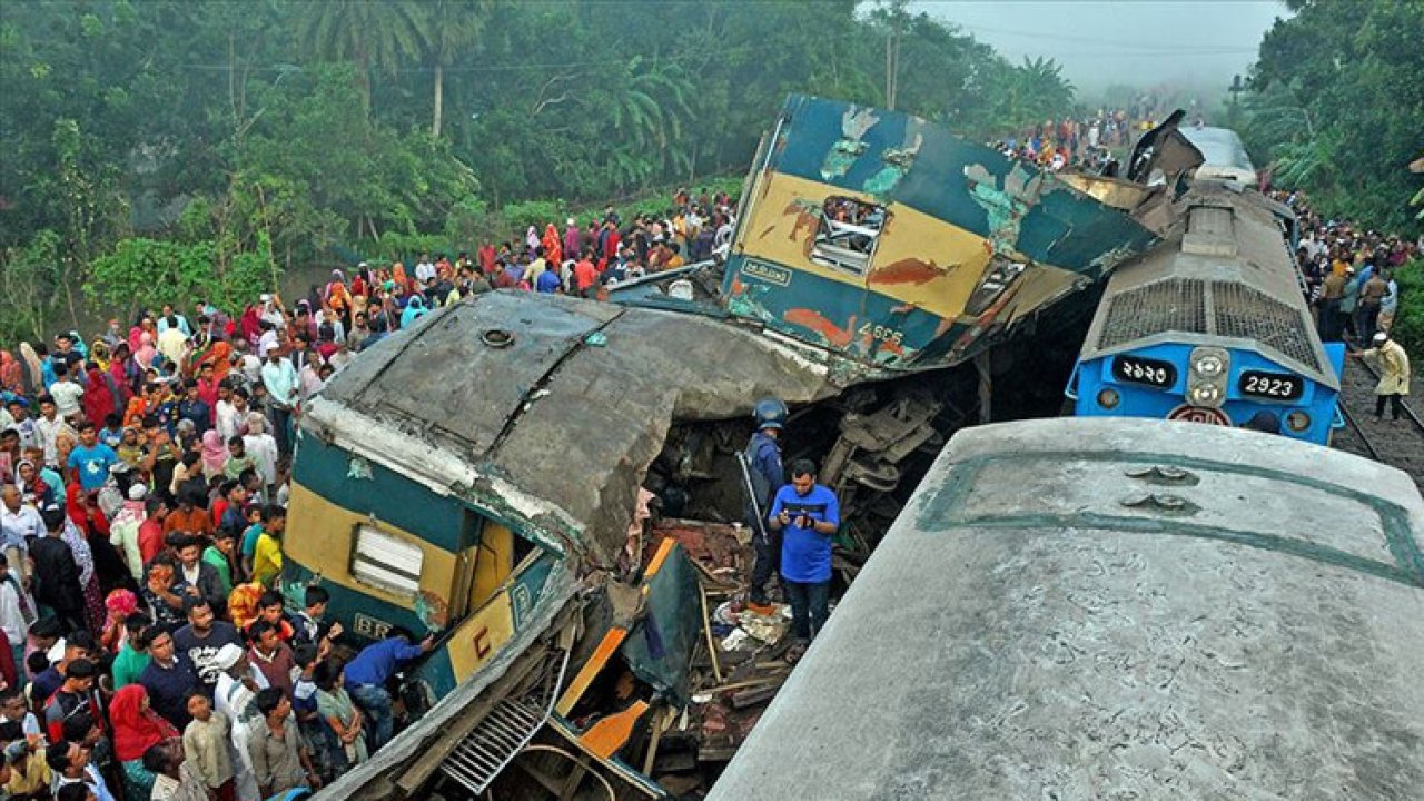 Bangladeş'te otobüs ile tren çarpıştı: 12 ölü