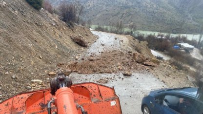 Batman'da heyelan: Köy yolları ulaşıma kapandı