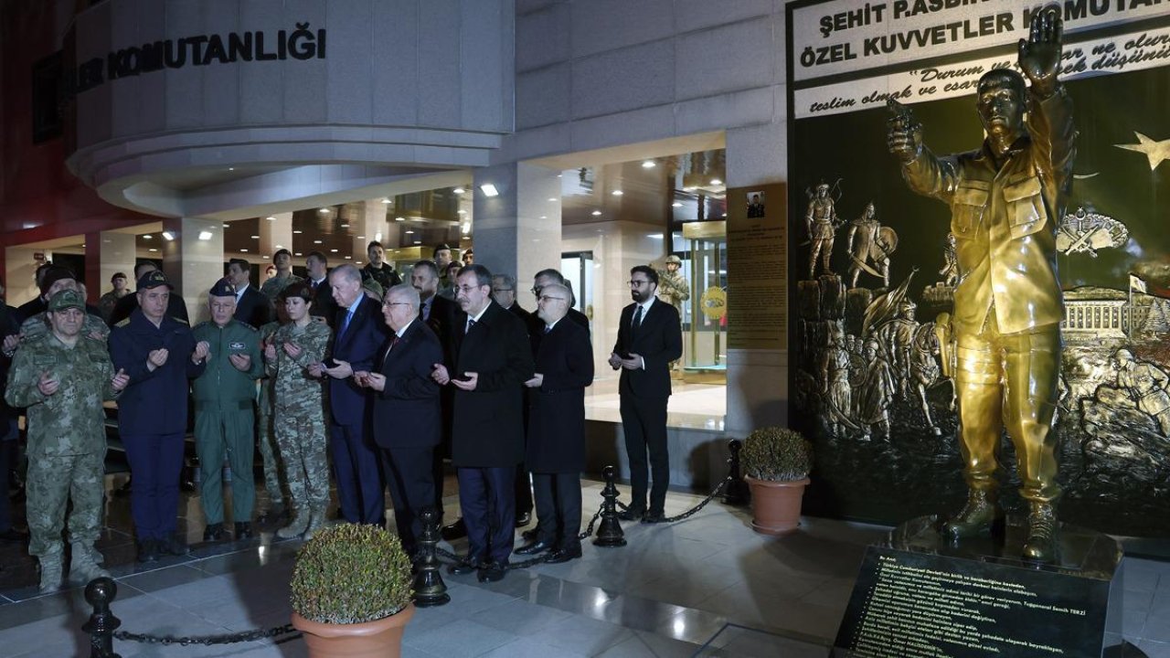 Cumhurbaşkanı Erdoğan, Ömer Halisdemir'in şehit olduğu yerde dua etti! Yanındaki teğmen dikkat çekti