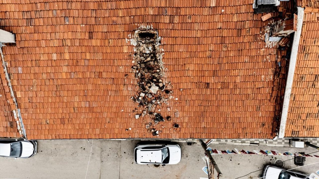 Çürüyen baca otomobilin üzerine yıkıldı