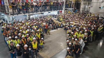 Direksiyonsuz ilk Tesla Cybercab banttan indi! Elon Musk'tan ekibe tebrik