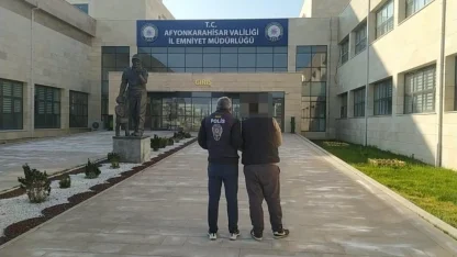 Dolandırıcılık suçundan aranan şahsı polis yakaladı