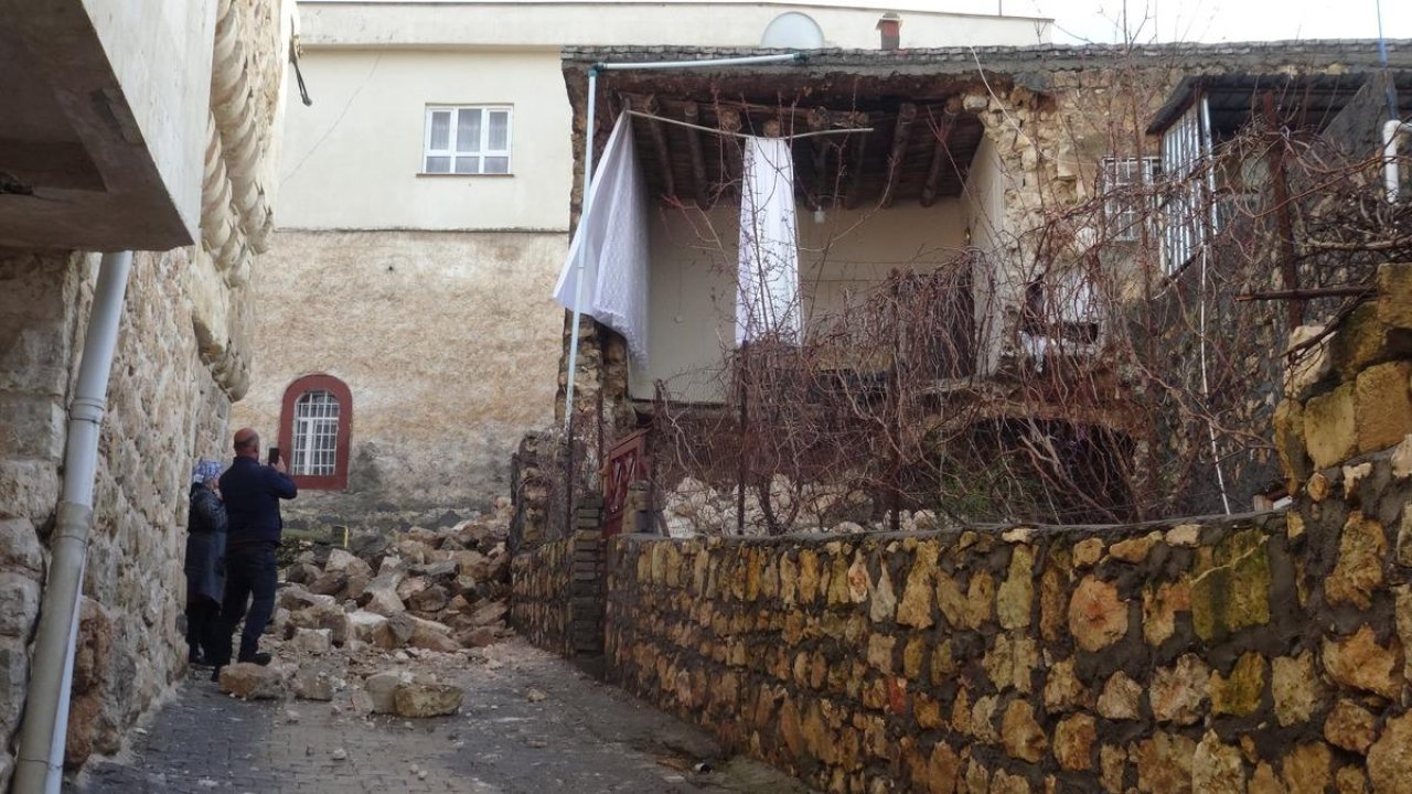 Gercüş'te sağanak yağışlara dayanamayan ev çöktü