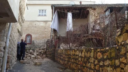 Gercüş'te sağanak yağışlara dayanamayan ev çöktü