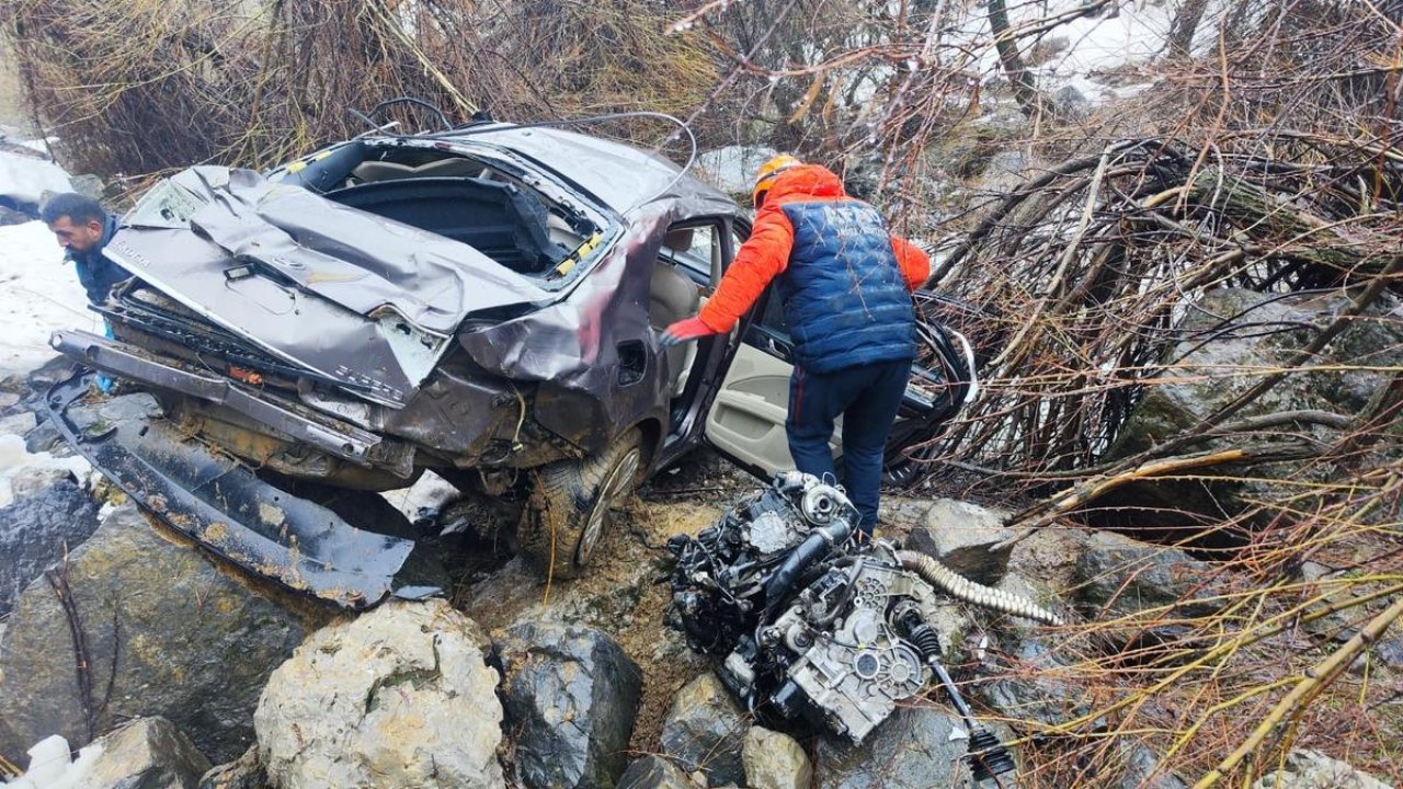Hakkari'de otomobil 200 metrelik şarampole yuvarlandı, sürücü hayatını kaybetti