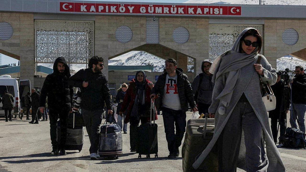 Hareketli görüntüler Van'daki sınır kapısından: Ellerinde valizler, yüz ifadeleri dikkat çekici