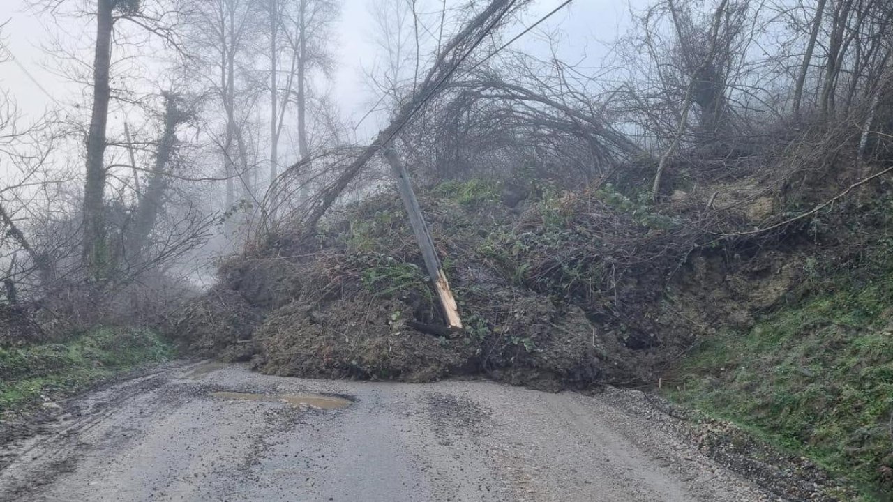 Heyelan köy yolunu ulaşıma kapattı