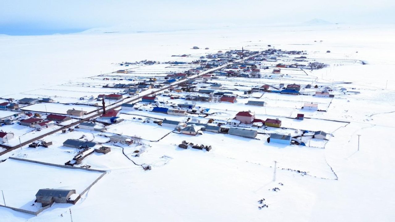Kars'ta karla beyaza bürünen köyler dronla görüntülendi