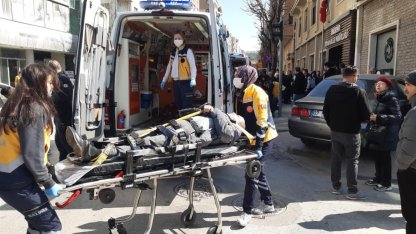 Kırmızı ışıkta duran araca çarpan otomobil, yayaların arasına daldı; 5 yaralı