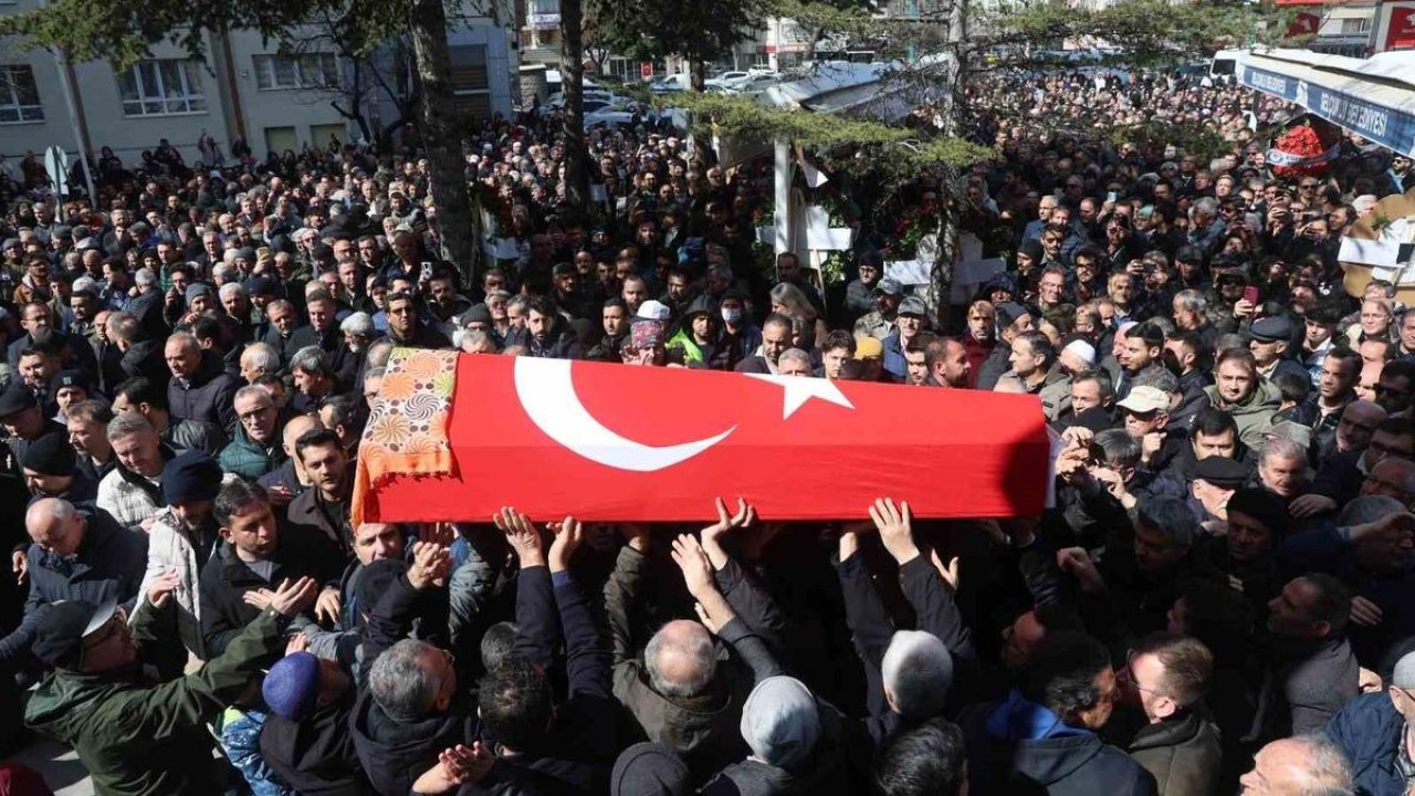 Öğrencisi tarafından öldürülen Fatma Nur öğretmene son veda! Tabutun yanından ayrılmadı