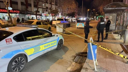 Otobüs beklerken husumetlisi tarafından tabancayla vuruldu