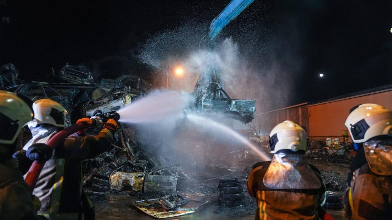 Sanayi sitesinde yangın! Yanan hurda araçlardan geriye demir yığınları kaldı